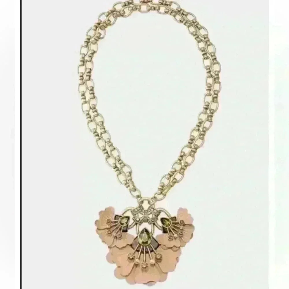 Rory floral pendant statement necklace from Stella and Dot. 🌸